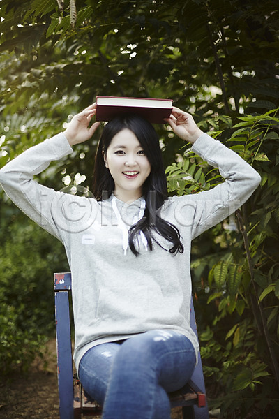 청춘(젊음) 20대 성인 성인여자한명만 여자 한국인 한명 JPG 앞모습 포토 나무 다리꼬기 대학교 대학생 대학생라이프 들기 머리위 미소(표정) 상반신 앉기 야외 여대생 의자 장난 정원 주간 책 캐주얼