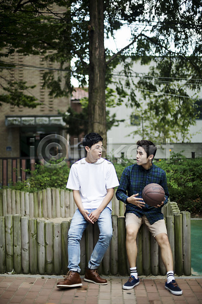 우정 청춘(젊음) 20대 남자 두명 성인 성인남자만 한국인 JPG 앞모습 포토 놀이터 농구공 대학생 대학생라이프 대화 들기 미소(표정) 브로맨스 앉기 야외 전신 주간 친구 캐주얼