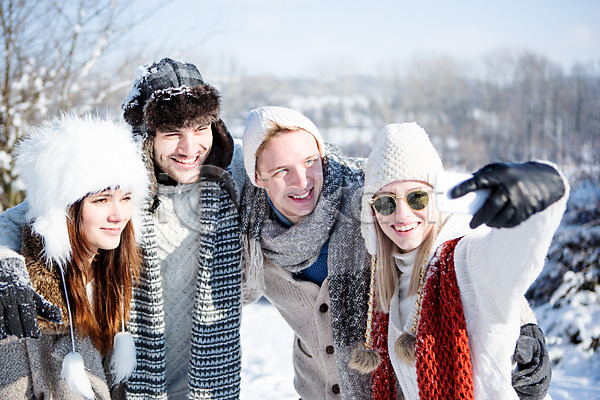 20대 남자 서양인 성인 여러명 여자 JPG 포토 겨울 눈(날씨) 단체사진 모자(잡화) 목도리 상반신 셀프카메라 야외 웃음 주간 핸드폰