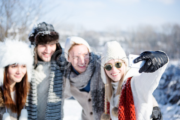 20대 남자 서양인 성인 여러명 여자 JPG 포토 겨울 눈(날씨) 단체사진 모자(잡화) 목도리 상반신 셀프카메라 야외 웃음 주간 핸드폰