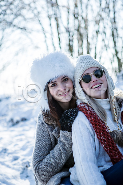 20대 두명 서양인 성인 여자 JPG 포토 겨울 눈(날씨) 모자(잡화) 목도리 상반신 선글라스 야외 웃음 주간
