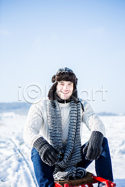 20대 남자 서양인 성인 한명 JPG 포토 겨울 눈(날씨) 모자(잡화) 목도리 썰매 앉기 야외 웃음 장갑 주간
