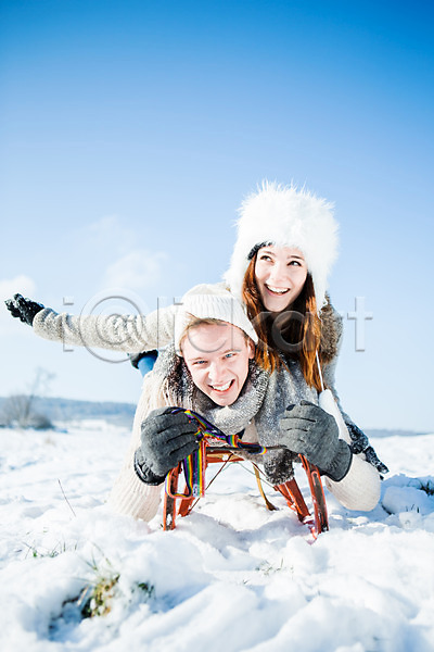 20대 남자 두명 서양인 성인 여자 JPG 포토 겨울 눈(날씨) 눕기 모자(잡화) 목도리 썰매 야외 엎드리기 웃음 주간