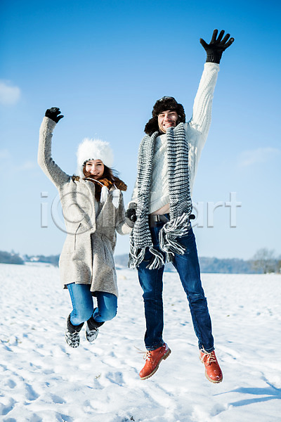 20대 남자 두명 서양인 성인 여자 JPG 포토 겨울 눈(날씨) 모자(잡화) 목도리 서기 야외 웃음 전신 점프 주간 커플