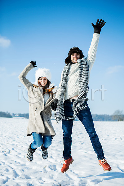 20대 남자 두명 서양인 성인 여자 JPG 포토 겨울 눈(날씨) 모자(잡화) 목도리 서기 야외 웃음 전신 점프 주간 커플