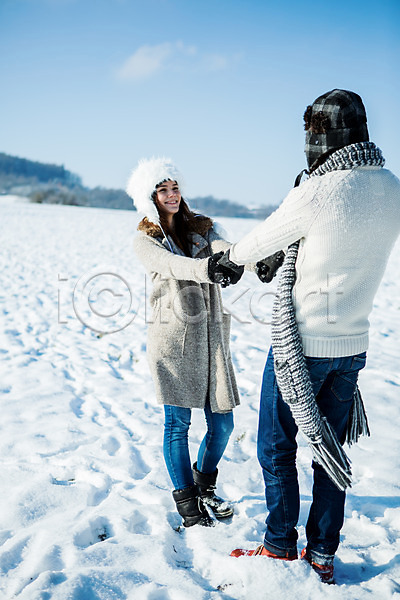 20대 남자 두명 서양인 성인 여자 JPG 뒷모습 포토 겨울 눈(날씨) 마주보기 모자(잡화) 목도리 서기 야외 웃음 전신 주간 커플