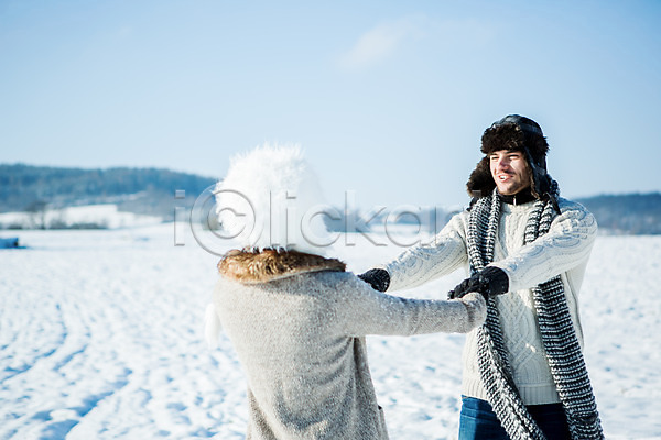 20대 남자 두명 서양인 성인 여자 JPG 뒷모습 포토 겨울 눈(날씨) 모자(잡화) 목도리 상반신 서기 설원 손잡기 야외 웃음 주간 커플