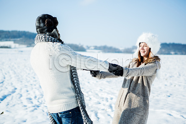 20대 남자 두명 서양인 성인 여자 JPG 뒷모습 옆모습 포토 겨울 눈(날씨) 모자(잡화) 목도리 상반신 서기 설원 손잡기 야외 웃음 주간 커플