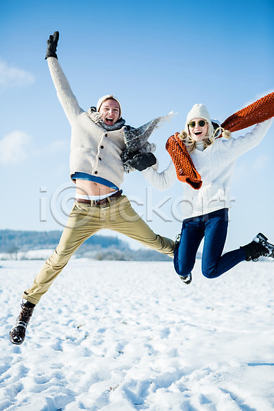 20대 남자 두명 서양인 성인 여자 JPG 포토 겨울 눈(날씨) 모자(잡화) 목도리 선글라스 설원 손잡기 야외 웃음 전신 점프 주간 커플