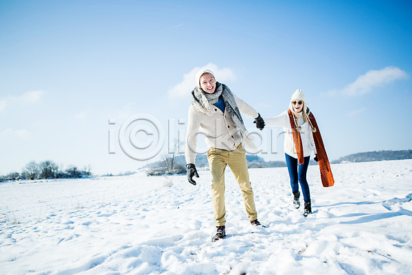 20대 남자 두명 서양인 성인 여자 JPG 포토 겨울 눈(날씨) 모자(잡화) 목도리 서기 선글라스 설원 손잡기 야외 전신 주간 커플