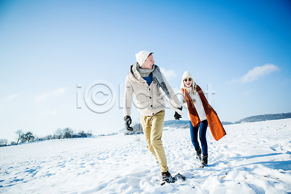 20대 남자 두명 서양인 성인 여자 JPG 포토 겨울 눈(날씨) 모자(잡화) 목도리 서기 선글라스 설원 손잡기 야외 전신 주간 커플