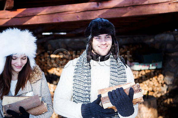 20대 남자 두명 서양인 성인 여자 JPG 아웃포커스 포토 겨울 들기 모자(잡화) 목도리 상반신 야외 웃음 장작 주간
