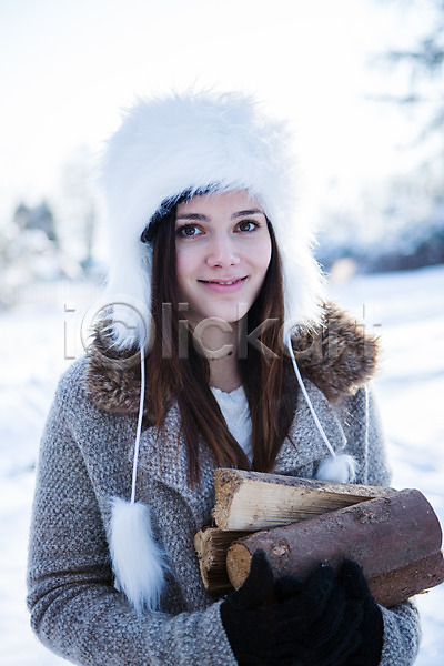 20대 서양인 성인 여자 한명 JPG 포토 겨울 들기 모자(잡화) 상반신 야외 웃음 장작 주간