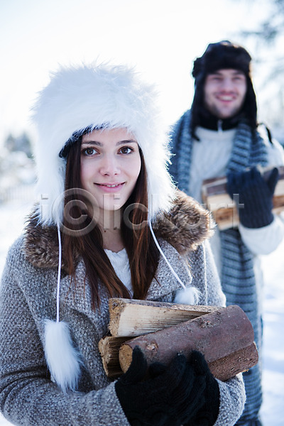 20대 남자 두명 서양인 성인 여자 JPG 아웃포커스 포토 겨울 들기 모자(잡화) 상반신 야외 웃음 장작 주간 친구