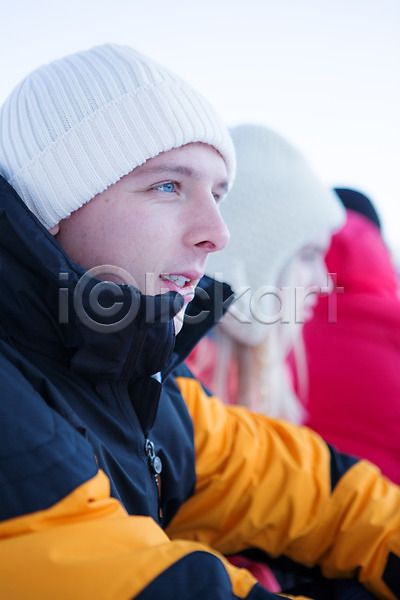 20대 남자 서양인 성인 세명 여자 JPG 아웃포커스 옆모습 포토 겨울 눈(날씨) 모자(잡화) 상반신 스키복 스키장 야외 주간 친구