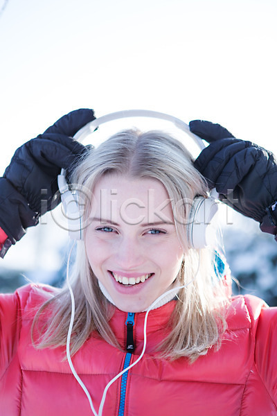 20대 서양인 성인 여자 한명 JPG 포토 겨울 눈(날씨) 상반신 야외 웃음 주간 헤드폰