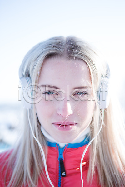 20대 서양인 성인 여자 한명 JPG 포토 겨울 눈(날씨) 상반신 야외 주간 헤드폰