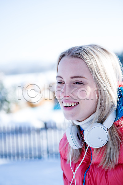 20대 서양인 성인 여자 한명 JPG 옆모습 포토 겨울 눈(날씨) 상반신 야외 웃음 주간 헤드폰