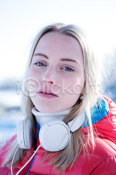 20대 서양인 성인 여자 한명 JPG 포토 겨울 눈(날씨) 상반신 야외 주간 헤드폰