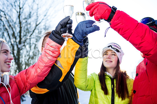 20대 남자 서양인 성인 여러명 여자 JPG 포토 건배 겨울 고글 눈(날씨) 들기 모자(잡화) 상반신 스키복 스키장 야외 와인 와인잔 웃음 주간 친구
