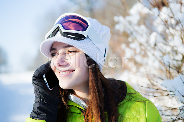 20대 서양인 성인 여자 한명 JPG 포토 겨울 고글 눈(날씨) 모자(잡화) 상반신 스키복 스키장 야외 웃음 주간 통화 핸드폰
