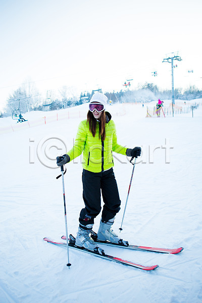 20대 서양인 성인 여러명 여자 JPG 포토 겨울 고글 눈(날씨) 모자(잡화) 서기 스키 스키복 스키장 야외 전신 주간 폴
