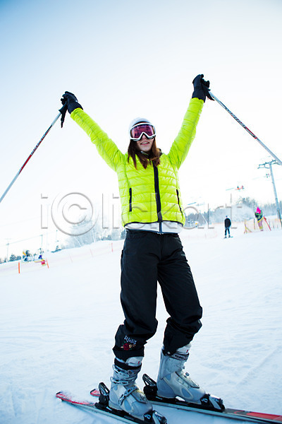 20대 서양인 성인 여러명 여자 JPG 포토 겨울 고글 눈(날씨) 들기 만세 모자(잡화) 서기 스키 스키복 스키장 야외 전신 주간 폴