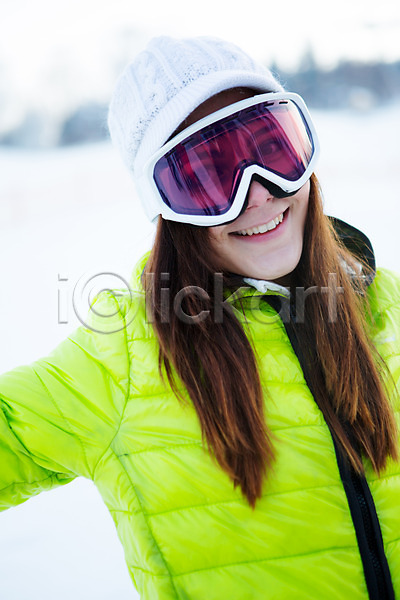 20대 서양인 성인 여자 한명 JPG 포토 겨울 고글 눈(날씨) 모자(잡화) 상반신 스키 스키복 스키장 야외 웃음 주간