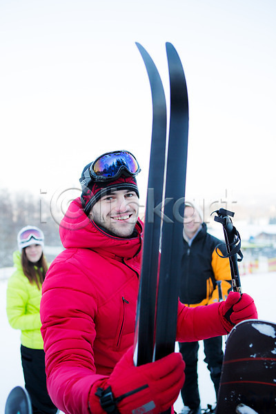 20대 남자 서양인 성인 세명 여자 JPG 포토 겨울 고글 눈(날씨) 모자(잡화) 상반신 스키 스키복 스키장 야외 웃음 주간 친구
