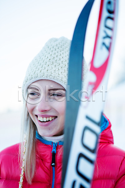 20대 서양인 성인 여자 한명 JPG 포토 겨울 눈(날씨) 모자(잡화) 상반신 스키 스키복 스키장 야외 웃음 주간