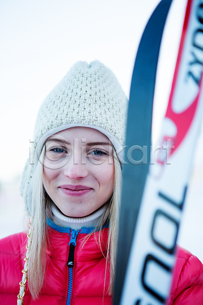 20대 서양인 성인 여자 한명 JPG 포토 겨울 눈(날씨) 모자(잡화) 상반신 스키 스키복 스키장 야외 웃음 주간