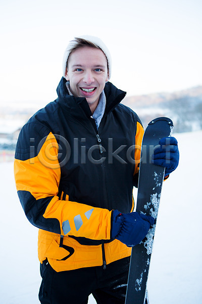 20대 남자 서양인 성인 한명 JPG 포토 겨울 눈(날씨) 모자(잡화) 상반신 스키 스키복 스키장 야외 웃음 주간