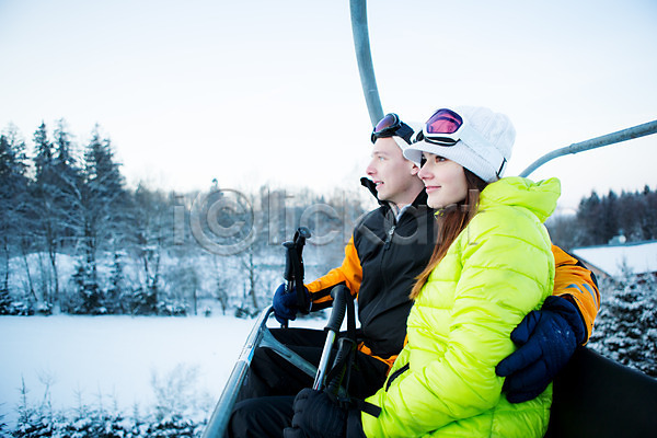 20대 남자 두명 서양인 성인 여자 JPG 옆모습 포토 겨울 고글 눈(날씨) 모자(잡화) 상반신 스키 스키리프트 스키복 스키장 앉기 야외 주간 커플 폴