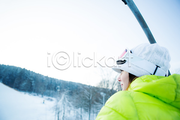 20대 서양인 성인 여자 한명 JPG 뒷모습 포토 겨울 고글 눈(날씨) 모자(잡화) 상반신 스키 스키리프트 스키복 스키장 야외 주간