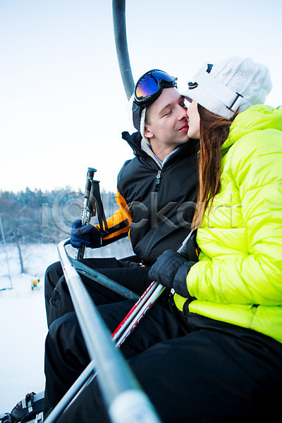 20대 남자 두명 서양인 성인 여자 JPG 옆모습 포토 겨울 고글 눈(날씨) 모자가게 스키 스키리프트 스키복 스키장 앉기 야외 주간 커플 키스 폴