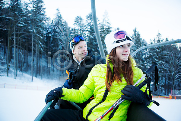 20대 남자 두명 서양인 성인 여자 JPG 포토 겨울 고글 눈(날씨) 모자(잡화) 상반신 스키 스키리프트 스키복 스키장 앉기 야외 응시 주간 친구 폴