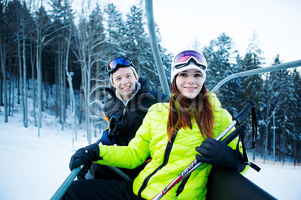 20대 남자 두명 서양인 성인 여자 JPG 포토 겨울 고글 눈(날씨) 모자(잡화) 상반신 스키 스키리프트 스키복 스키장 앉기 야외 웃음 주간 친구 폴