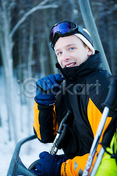 20대 남자 서양인 성인 한명 JPG 옆모습 포토 겨울 고글 눈(날씨) 모자(잡화) 상반신 스키 스키리프트 스키복 스키장 앉기 야외 웃음 주간 폴
