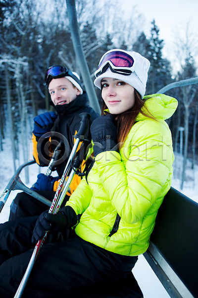 20대 남자 두명 서양인 성인 여자 JPG 옆모습 포토 겨울 고글 눈(날씨) 모자(잡화) 상반신 스키 스키리프트 스키복 스키장 앉기 야외 주간 친구 폴