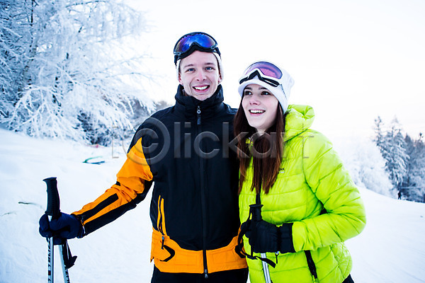 20대 남자 두명 서양인 성인 여자 JPG 포토 겨울 고글 눈(날씨) 모자(잡화) 상반신 스키 스키복 스키장 야외 웃음 주간 친구 폴