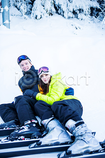 20대 남자 두명 서양인 성인 여자 JPG 포토 겨울 고글 눈(날씨) 모자(잡화) 스키 스키복 스키장 앉기 야외 전신 주간 친구