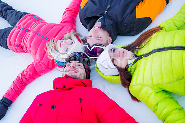 20대 남자 서양인 성인 여러명 여자 JPG 포토 하이앵글 겨울 고글 눈(날씨) 눕기 모자(잡화) 상반신 스키복 스키장 야외 웃음 주간 친구