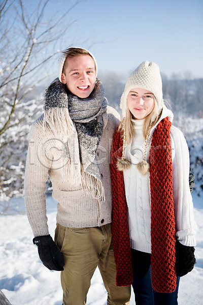 20대 남자 두명 서양인 성인 여자 JPG 포토 겨울 눈(날씨) 모자(잡화) 목도리 상반신 야외 웃음 주간 친구