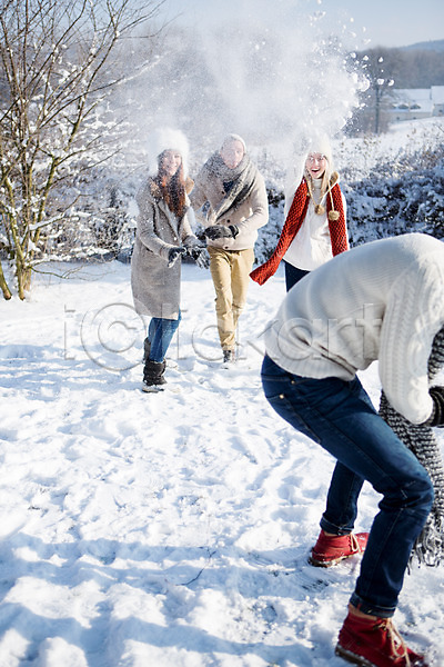20대 남자 서양인 성인 여러명 여자 JPG 포토 겨울 눈(날씨) 눈싸움 던지기 모자(잡화) 목도리 야외 주간 친구