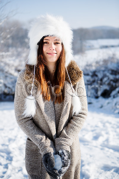 20대 서양인 성인 여자 한명 JPG 포토 겨울 눈(날씨) 모자(잡화) 목도리 상반신 야외 웃음 주간