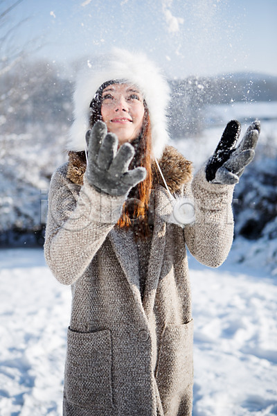 20대 서양인 성인 여자 한명 JPG 포토 겨울 눈(날씨) 모자(잡화) 목도리 상반신 야외 올려보기 주간