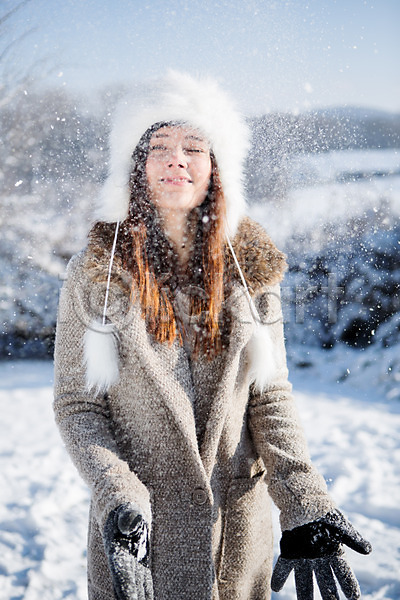 20대 서양인 성인 여자 한명 JPG 포토 겨울 눈(날씨) 모자(잡화) 목도리 상반신 야외 주간
