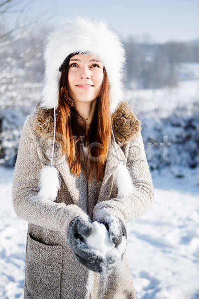 20대 서양인 성인 여자 한명 JPG 포토 겨울 눈(날씨) 모자(잡화) 목도리 상반신 야외 올려보기 주간