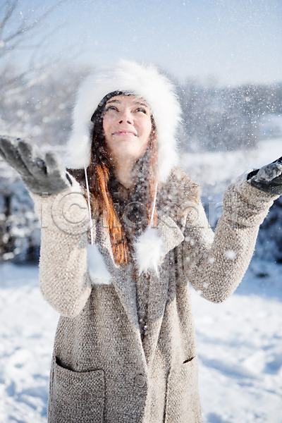 20대 서양인 성인 여자 한명 JPG 포토 겨울 날리기 눈(날씨) 모자(잡화) 목도리 상반신 야외 올려보기 주간