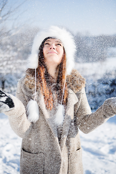 20대 서양인 성인 여자 한명 JPG 포토 겨울 날리기 눈(날씨) 모자(잡화) 목도리 상반신 야외 올려보기 주간